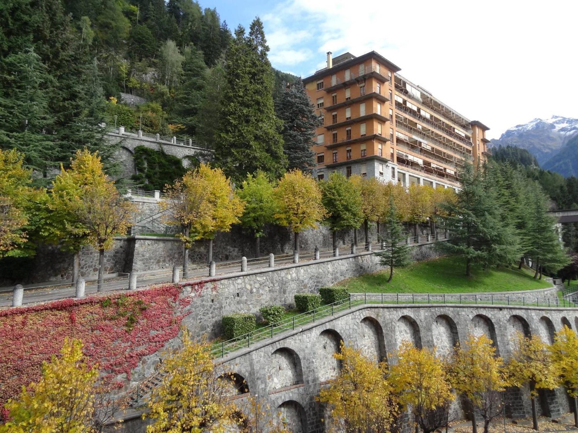 Hotel Rezia Sondalo Exterior photo